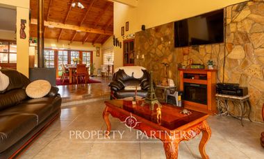 Casa en venta en Pirque: amplios espacios, piscina y gran quincho