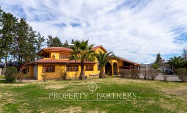 Casa en venta en Pirque: amplios espacios, piscina y gran quincho