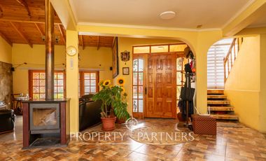Casa en venta en Pirque: amplios espacios, piscina y gran quincho