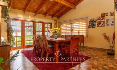 Casa en venta en Pirque: amplios espacios, piscina y gran quincho