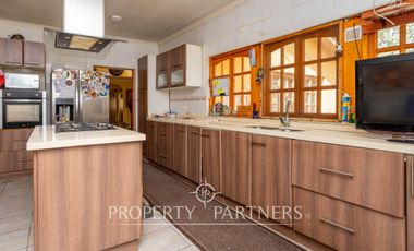 Casa en venta en Pirque: amplios espacios, piscina y gran quincho