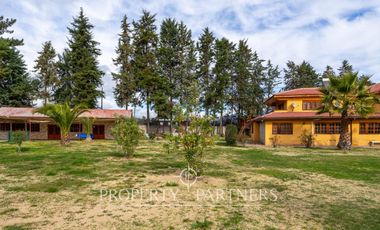 Casa en venta en Pirque: amplios espacios, piscina y gran quincho