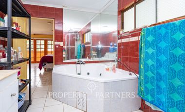 Casa en venta en Pirque: amplios espacios, piscina y gran quincho