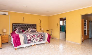 Casa en venta en Pirque: amplios espacios, piscina y gran quincho