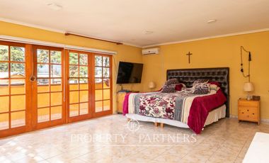 Casa en venta en Pirque: amplios espacios, piscina y gran quincho
