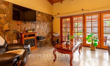 Casa en venta en Pirque: amplios espacios, piscina y gran quincho