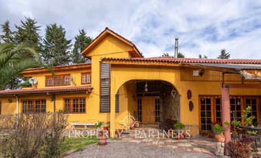 Casa en venta en Pirque: amplios espacios, piscina y gran quincho