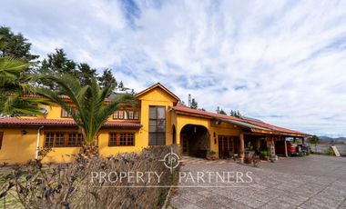 Casa en venta en Pirque: amplios espacios, piscina y gran quincho