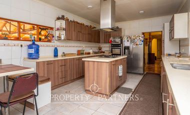 Casa en venta en Pirque: amplios espacios, piscina y gran quincho
