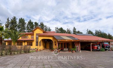 Casa en venta en Pirque: amplios espacios, piscina y gran quincho