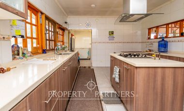 Casa en venta en Pirque: amplios espacios, piscina y gran quincho