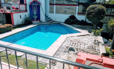 VENTA DE AMPLIA CASA EN MORELOS CON ALBERCA Y CABAÑAS.