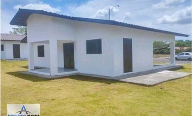 Alquilo linda casa en San Isidro, Bugaba. Moderno diseño y muy amplio