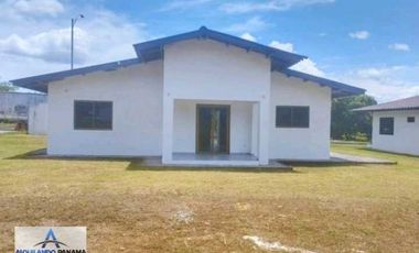 Alquilo linda casa en San Isidro, Bugaba. Moderno diseño y muy amplio