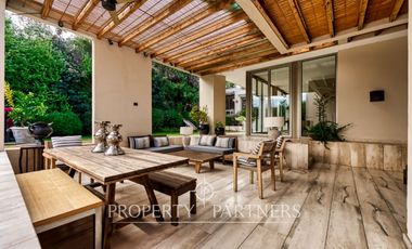Gran casa mediterránea en condominio Santuario del Valle