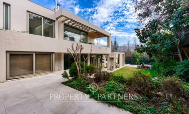 Gran casa mediterránea en condominio Santuario del Valle