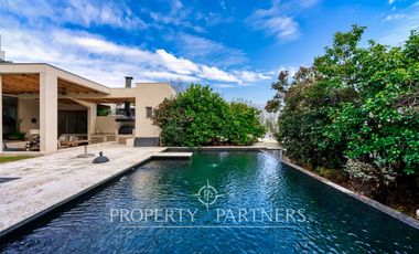 Gran casa mediterránea en condominio Santuario del Valle