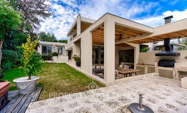 Gran casa mediterránea en condominio Santuario del Valle