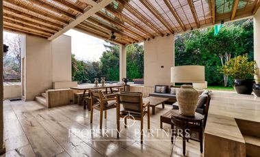Gran casa mediterránea en condominio Santuario del Valle