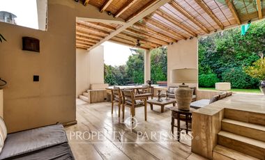 Gran casa mediterránea en condominio Santuario del Valle