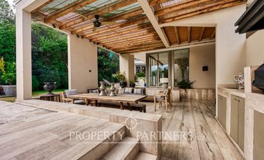 Gran casa mediterránea en condominio Santuario del Valle