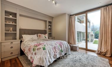 Gran casa mediterránea en condominio Santuario del Valle