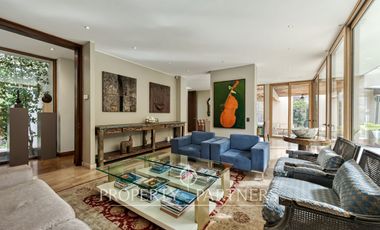 Gran casa mediterránea en condominio Santuario del Valle
