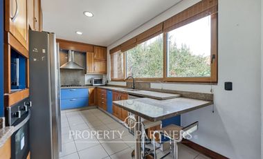 Gran casa mediterránea en condominio Santuario del Valle