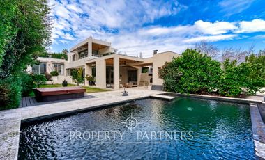 Gran casa mediterránea en condominio Santuario del Valle