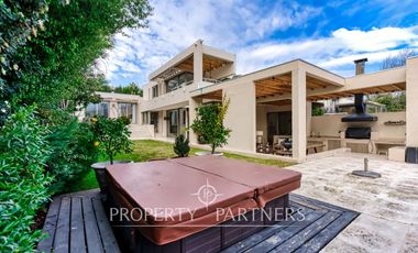 Gran casa mediterránea en condominio Santuario del Valle