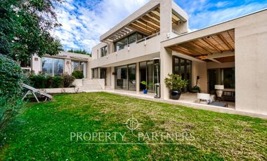 Gran casa mediterránea en condominio Santuario del Valle