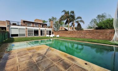 VENTA/PERMUTA - Casa - 3 dormitorios con pileta - Roldan