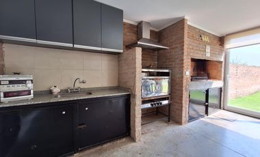 VENTA/PERMUTA - Casa - 3 dormitorios con pileta - Roldan