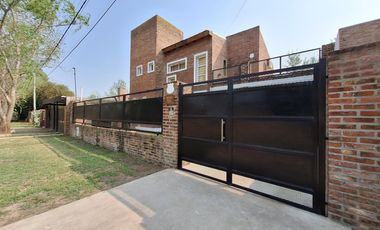 VENTA/PERMUTA - Casa - 3 dormitorios con pileta - Roldan