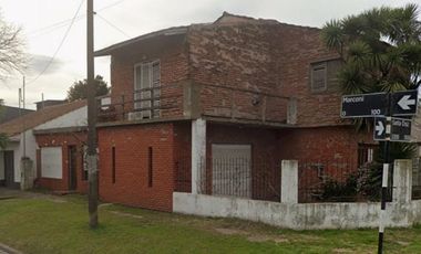 Casa en  esquina. Cinco ambientes con patio.