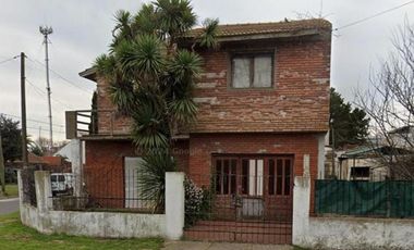Casa en  esquina. Cinco ambientes con patio.