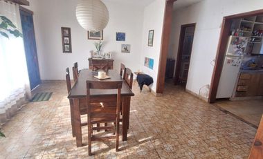 Casa en  esquina. Cinco ambientes con patio.