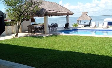 Casa con muelle en la laguna