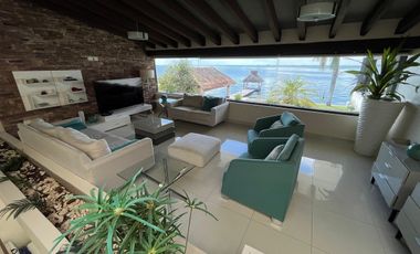 Casa con muelle en la laguna