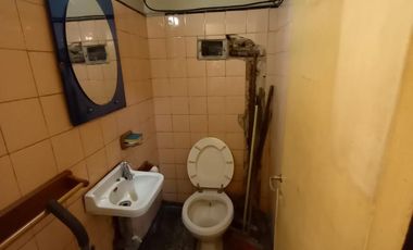 LOCAL DE 4X9 APROX, PISO MOSAICO CON PERSIANA DE ENROLLAR BAÑO Y ANTECOCINA