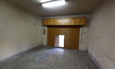 LOCAL DE 4X9 APROX, PISO MOSAICO CON PERSIANA DE ENROLLAR BAÑO Y ANTECOCINA