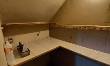 LOCAL DE 4X9 APROX, PISO MOSAICO CON PERSIANA DE ENROLLAR BAÑO Y ANTECOCINA