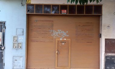 LOCAL DE 4X9 APROX, PISO MOSAICO CON PERSIANA DE ENROLLAR BAÑO Y ANTECOCINA