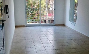 DEPARTAMENTO 2 AMBIENTES EN PRIMER PISO CON BALCON AL FRENTE. APTO PROFESIONAL, EXCELENTE UBICACION.