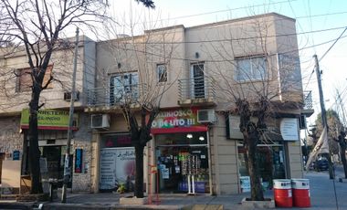 DEPARTAMENTO 2 AMBIENTES EN PRIMER PISO CON BALCON AL FRENTE. APTO PROFESIONAL, EXCELENTE UBICACION.