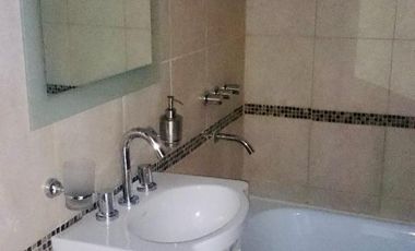 DEPARTAMENTO 2 AMBIENTES EN PRIMER PISO CON BALCON AL FRENTE. APTO PROFESIONAL, EXCELENTE UBICACION.