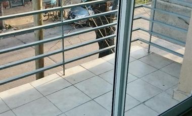 DEPARTAMENTO 2 AMBIENTES EN PRIMER PISO CON BALCON AL FRENTE. APTO PROFESIONAL, EXCELENTE UBICACION.