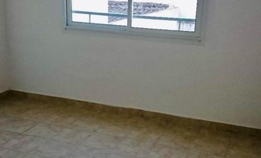 DEPARTAMENTO 2 AMBIENTES EN PRIMER PISO CON BALCON AL FRENTE. APTO PROFESIONAL, EXCELENTE UBICACION.