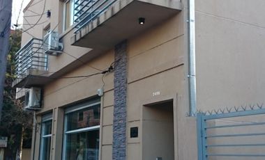 DEPARTAMENTO 2 AMBIENTES EN PRIMER PISO CON BALCON AL FRENTE. APTO PROFESIONAL, EXCELENTE UBICACION.