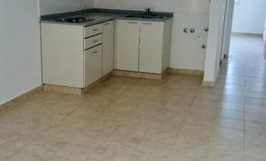 DEPARTAMENTO 2 AMBIENTES EN PRIMER PISO CON BALCON AL FRENTE. APTO PROFESIONAL, EXCELENTE UBICACION.